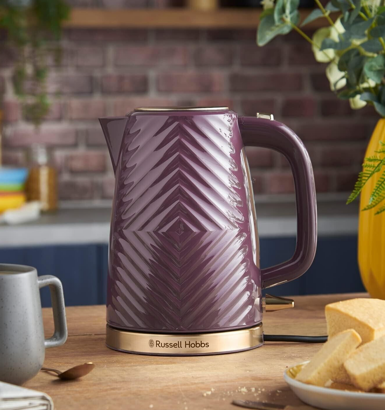 Russell Hobbs 26383 Groove 3KW 1.7L Kettle in Mulberry with Brushed Gold Accents