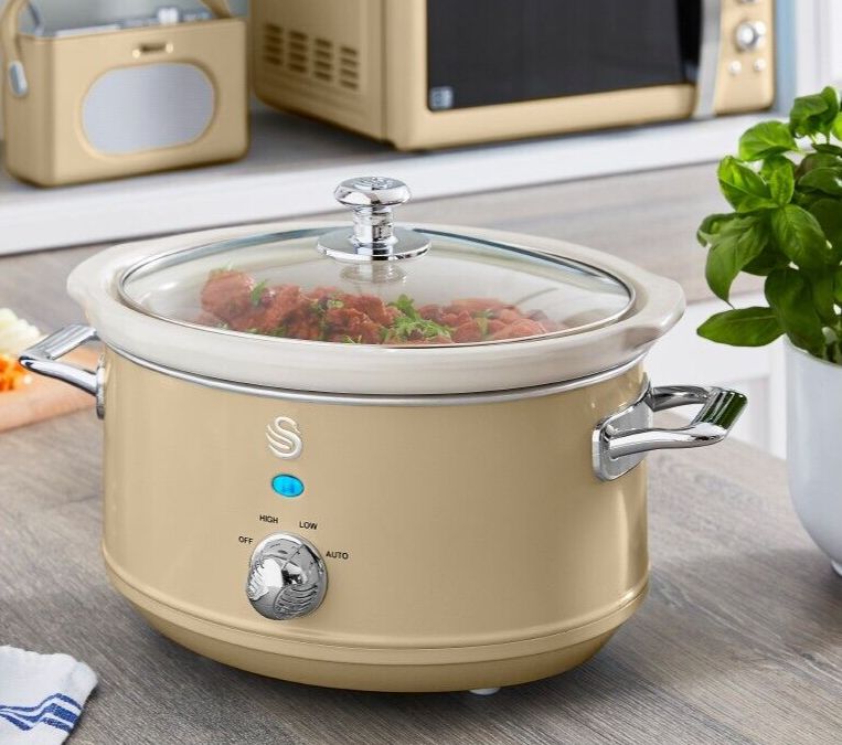 Swan Retro Cream 3.5L Slow Cooker Family Capacity, Energy Efficient Cooking