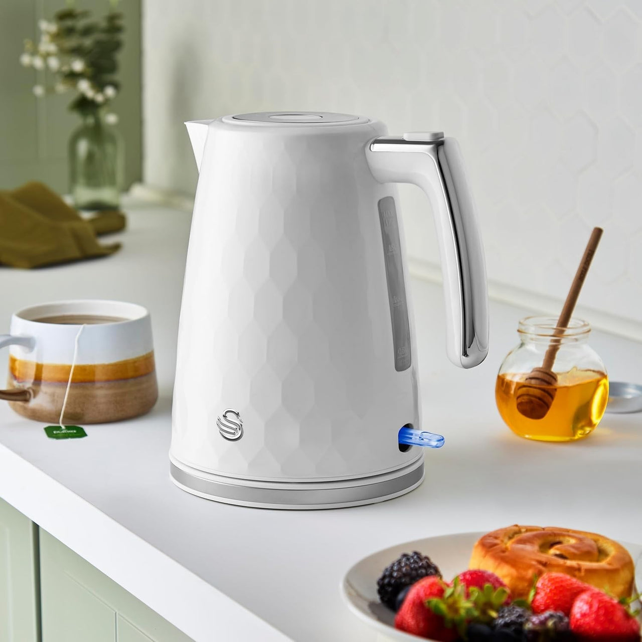 Swan Hexton White Rapid Boil Kettle 1.7L 3KW Hexagonal Texture Chrome Accents1