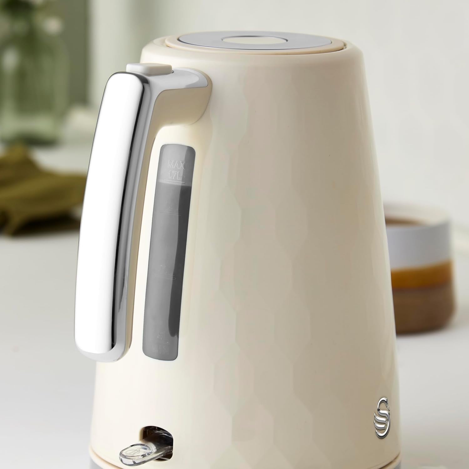 Swan Hexton Cream Rapid Boil Kettle 1.7L 3KW Hexagonal Texture Chrome Accents4
