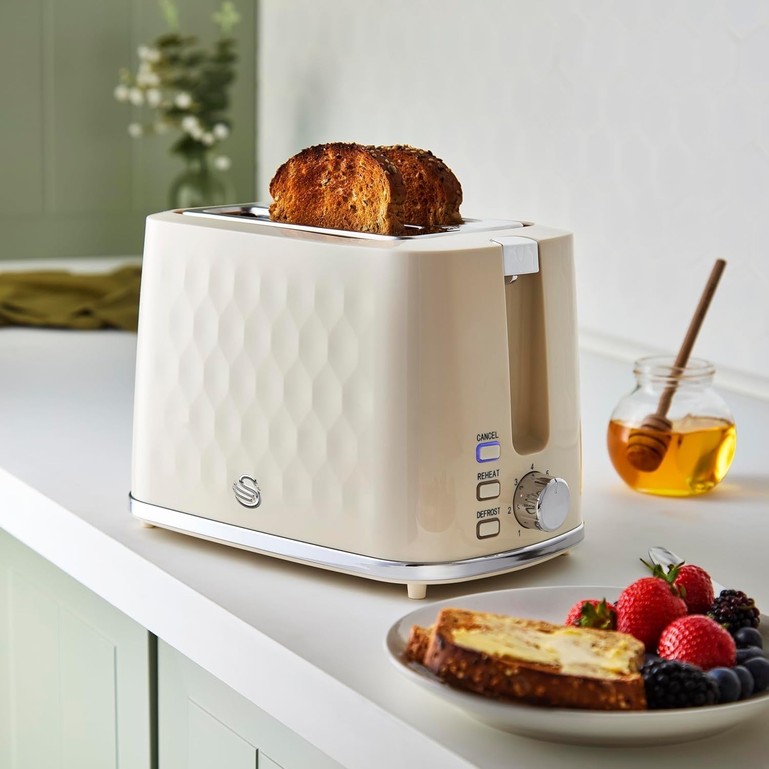 Swan Hexton Cream Kettle 2 Slice Toaster Set Hexagonal Texture Chrome Accents6