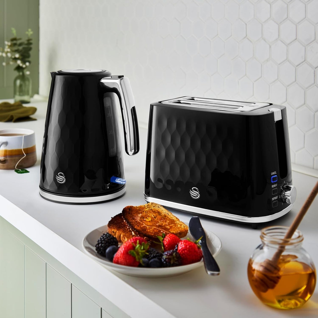 Swan Hexton Black Kettle & 2 Slice Toaster Hexagonal Texture Chrome Accents1