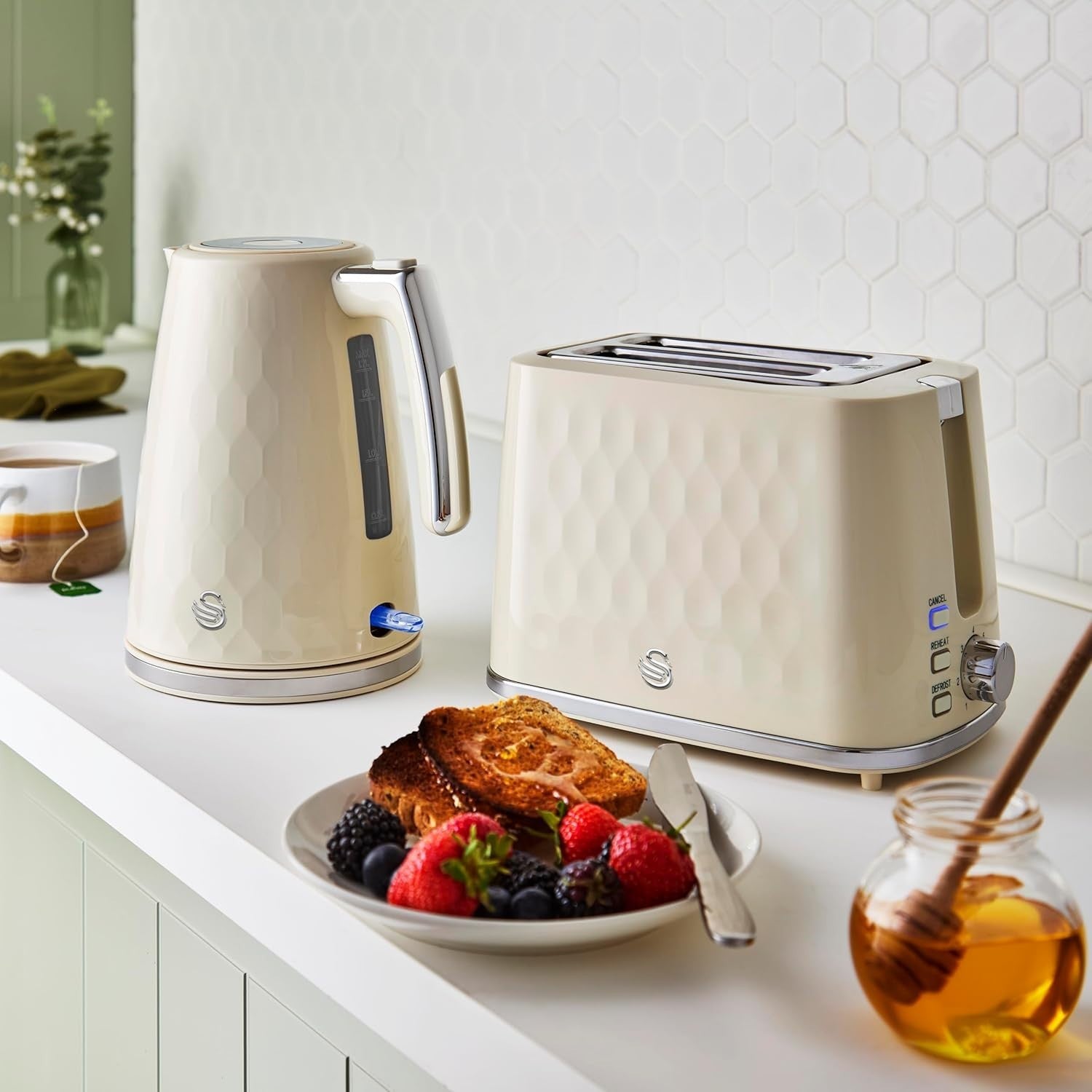 Swan Hexton Cream Kettle 2 Slice Toaster Set Hexagonal Texture Chrome Accents1