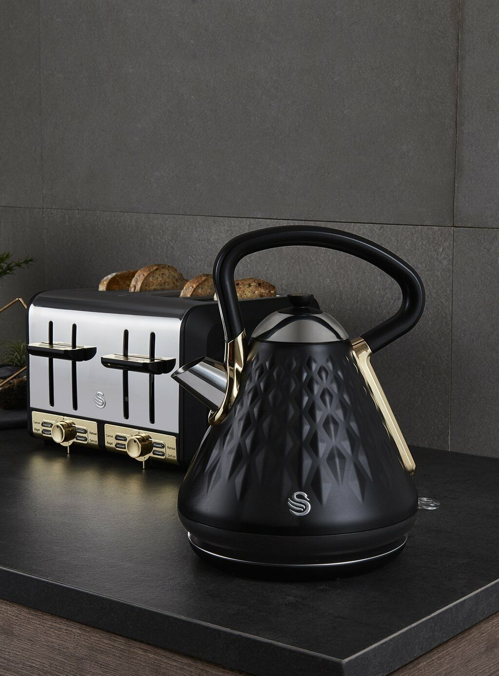 SWAN Gatsby Kettle 4 Slice Toaster & Bread Bin Matching Set in Black & Gold