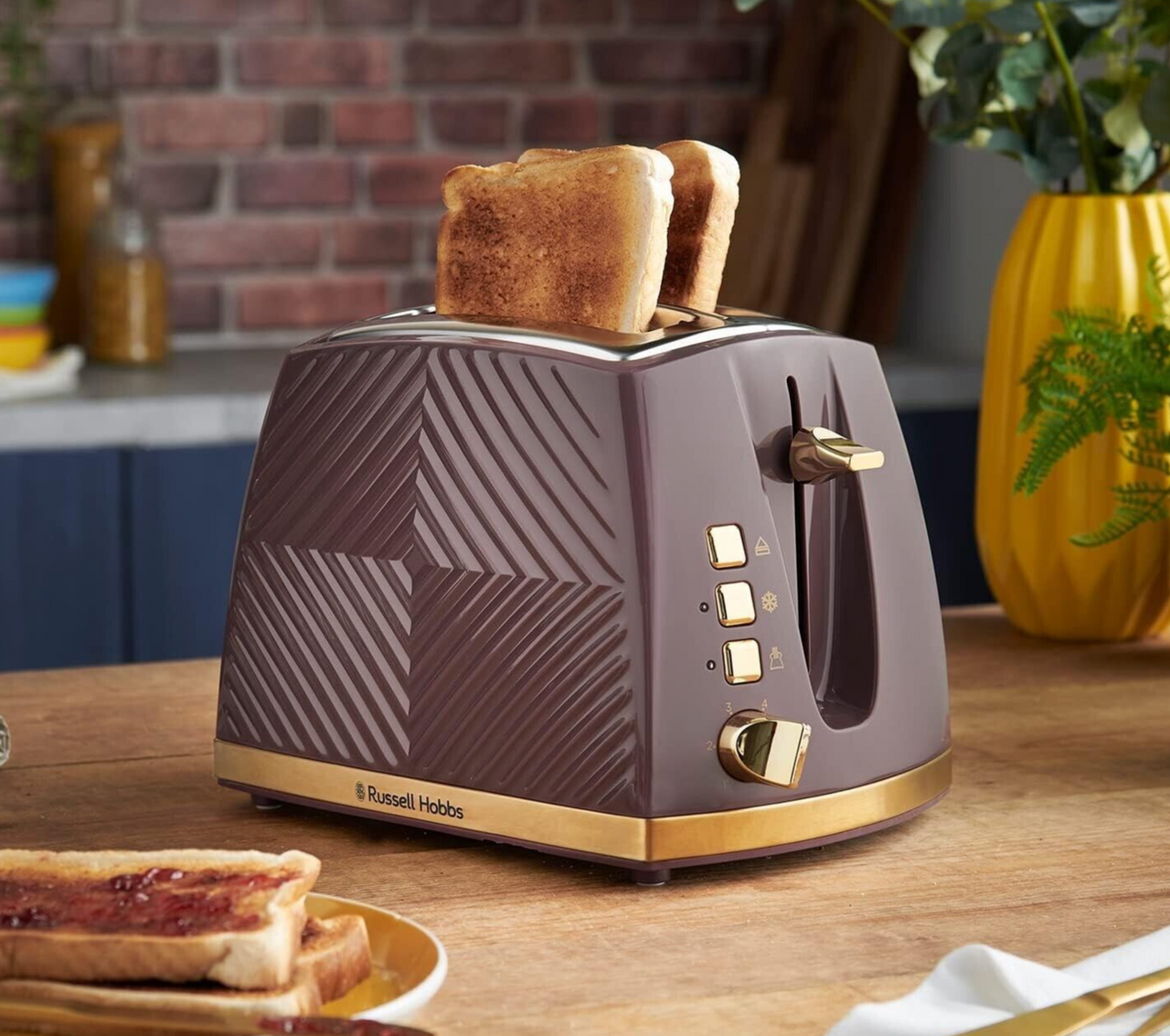 Russell Hobbs Groove 2 Slice Toaster in Mulberry with Brushed Gold Accents 26393