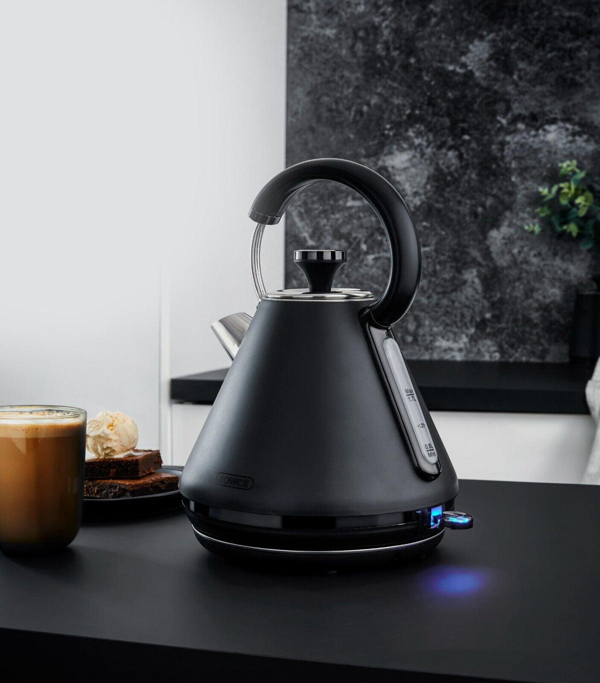 Pyramidal Kettle Tower Sera 1.7L 3KW Pyramid Kettle Black & Smoked Black Trim T10079BLK